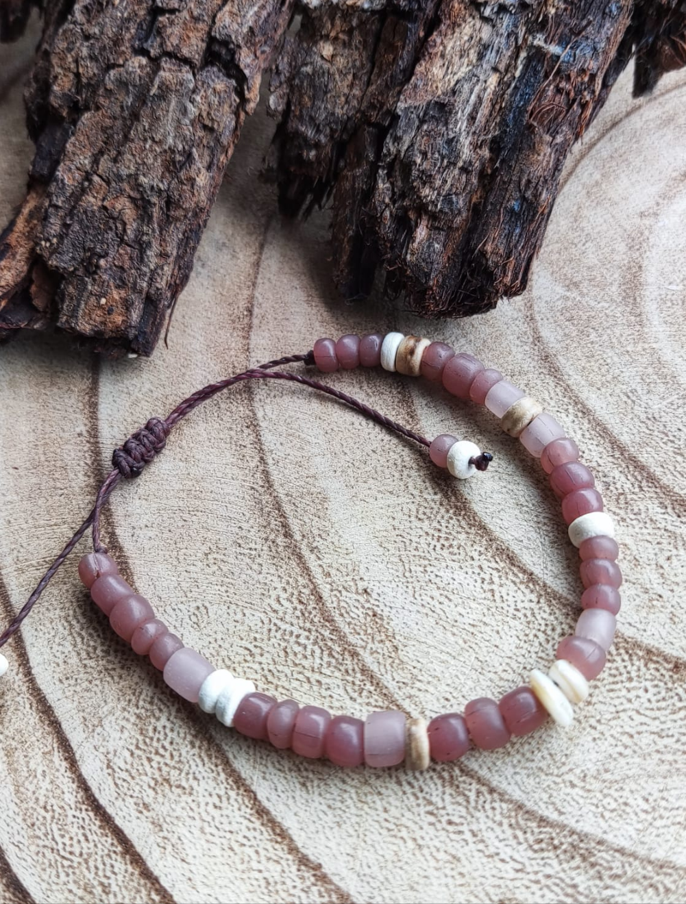 Bracelete ajustável de missangas de vidro trabalhadas à mão.