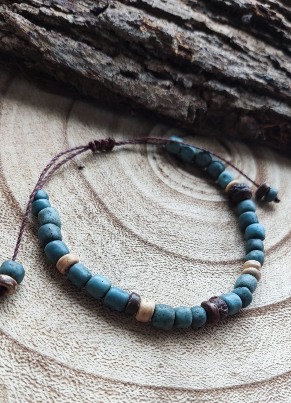Bracelete ajustável de missangas rústicas