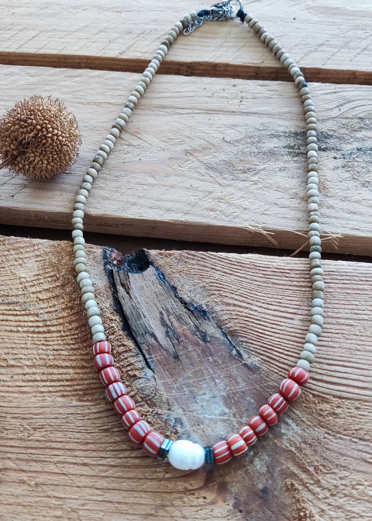 Colar de missangas de vidro e pérolas