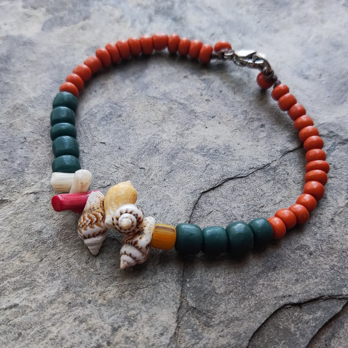 Pulseira de missangas rústicas e búzios naturais/Boho/Praia