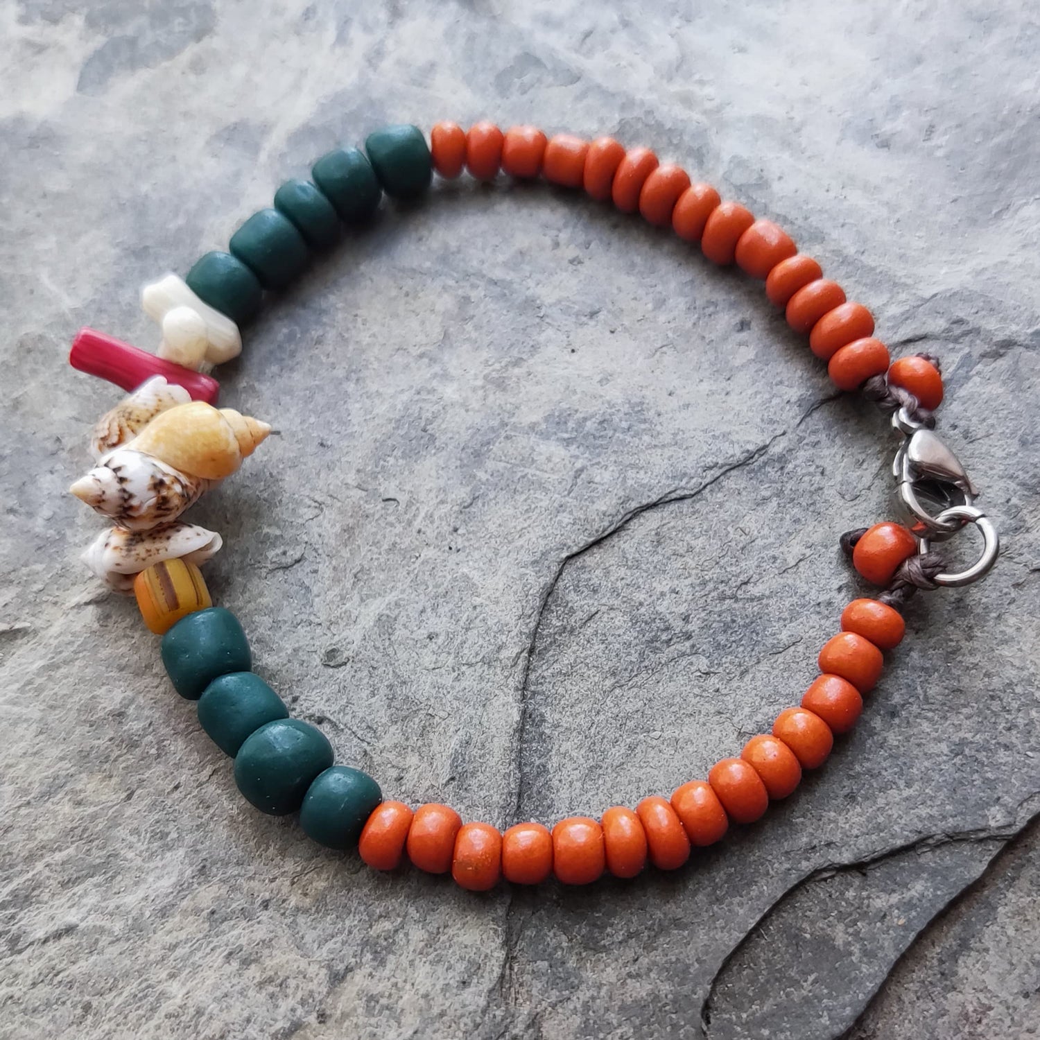 Pulseira de missangas rústicas e búzios naturais/Boho/Praia