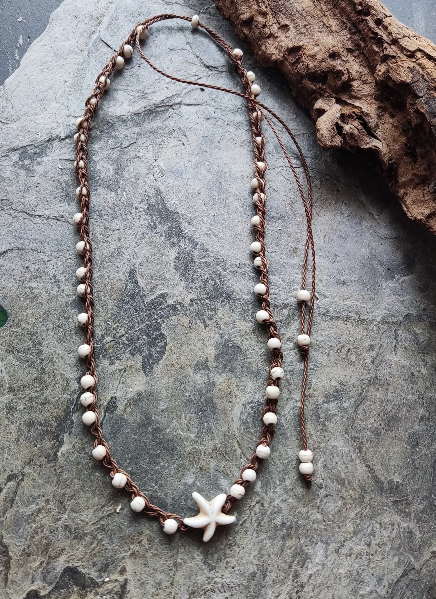 Fio minimalista em cordão de crochet