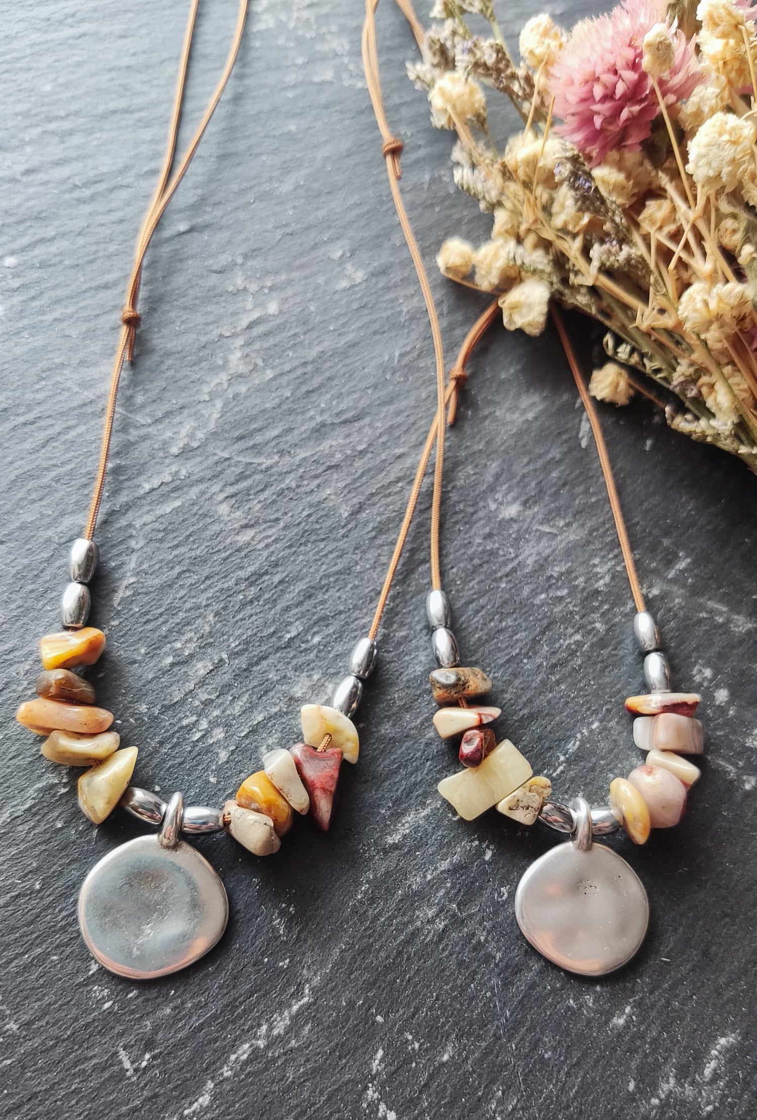 Choker de pedra e medalha banhada a prata
