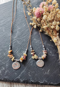 Choker de pedra e medalha banhada a prata