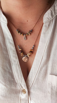 Choker de pedra e medalha banhada a prata