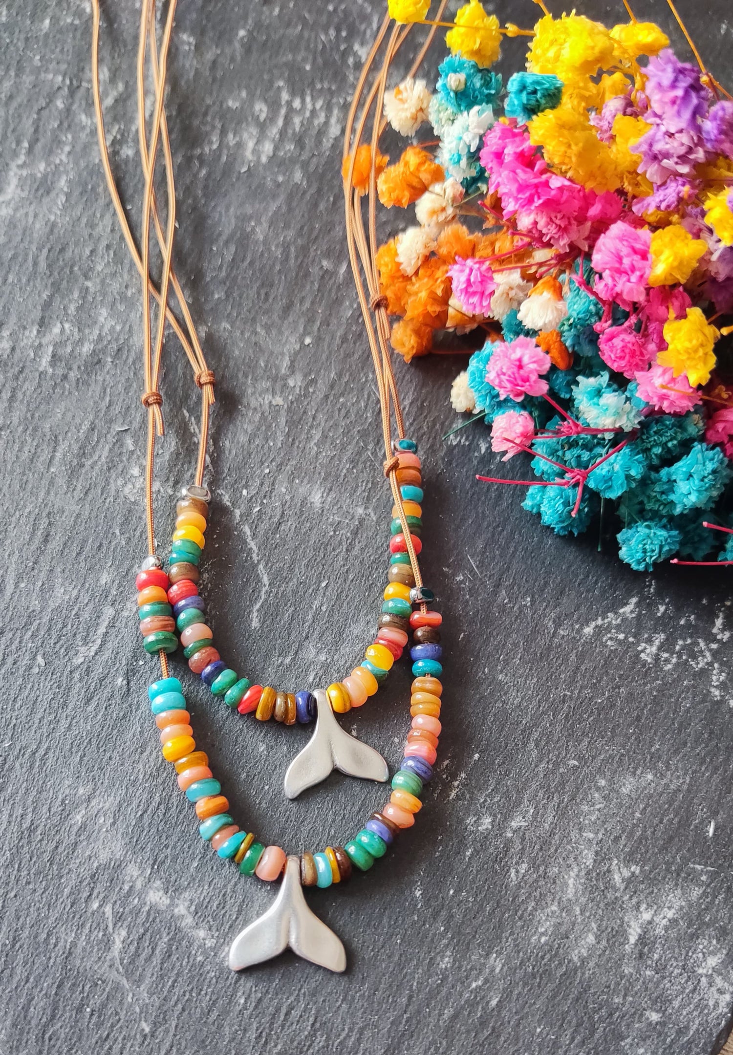 Choker de mini conchas coloridas com peça banhada a prata/Praiano/Boho