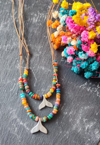 Choker de mini conchas coloridas com peça banhada a prata/Praiano/Boho