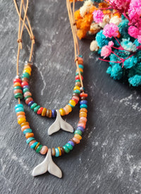 Choker de mini conchas coloridas com peça banhada a prata/Praiano/Boho
