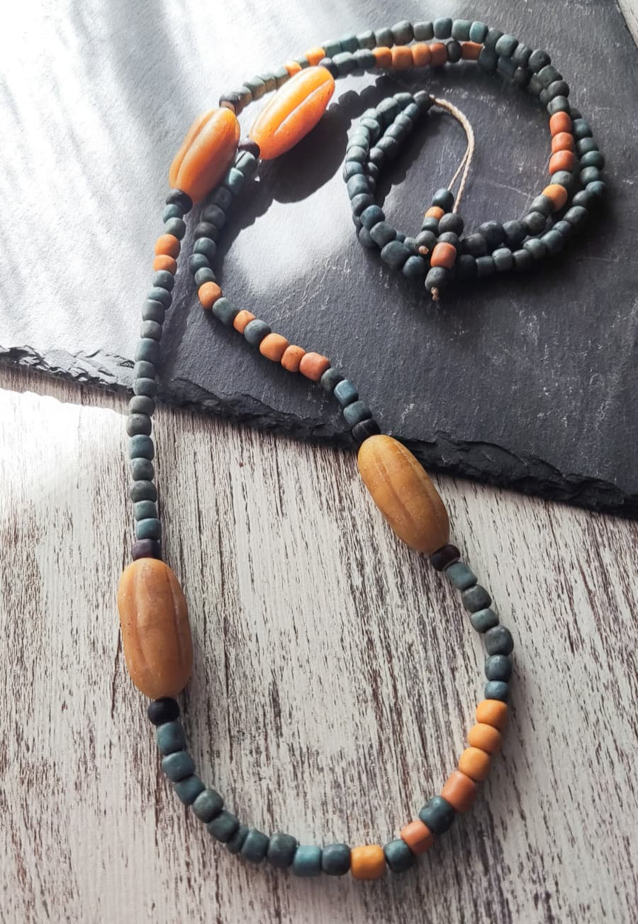 Colar de contas de vidro azul-petróleo e contas de vidro lampwork/Rustico