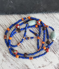 Colar comprido de missangas e contas de vidro tubulares azuis lampwork/Étnico