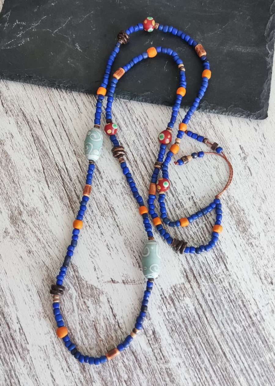 Colar comprido de missangas e contas de vidro tubulares azuis lampwork/Étnico