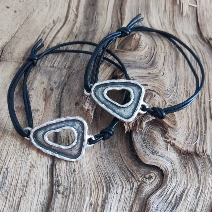 Pulseiras de couro genuíno com peça banhada a prata antiga