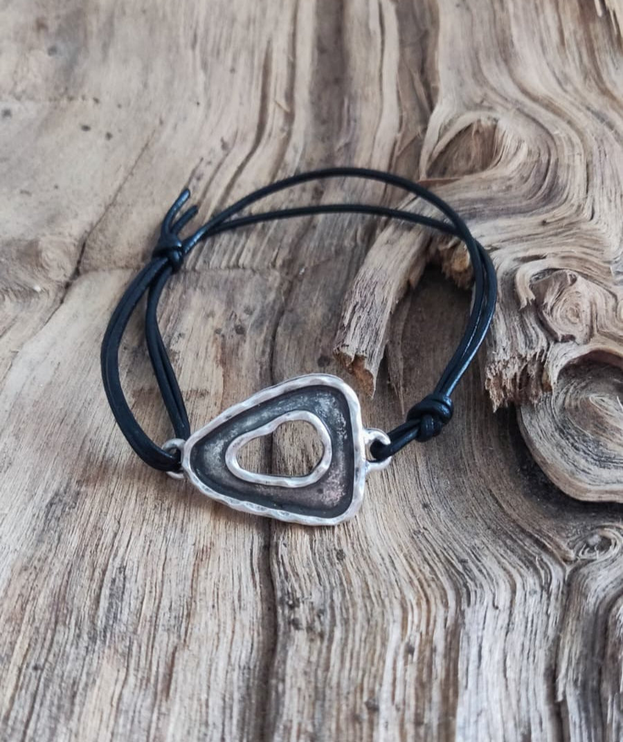 Pulseiras de couro genuíno com peça banhada a prata antiga