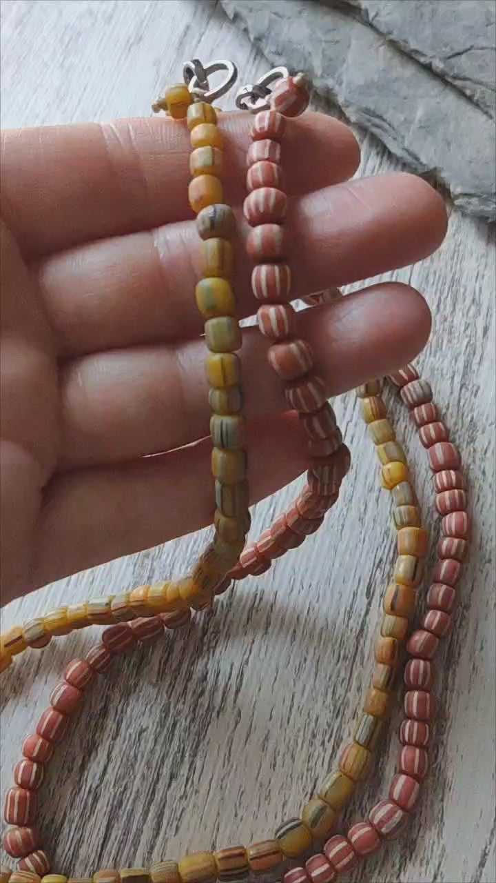Colares de vidro, opacas listradas