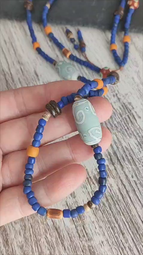 Colar comprido de missangas e contas de vidro tubulares azuis lampwork/Étnico
