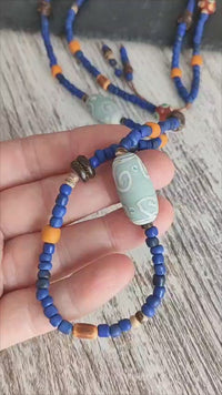 Colar comprido de missangas e contas de vidro tubulares azuis lampwork/Étnico