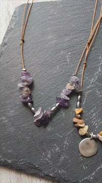 Choker de pedra e medalha banhada a prata