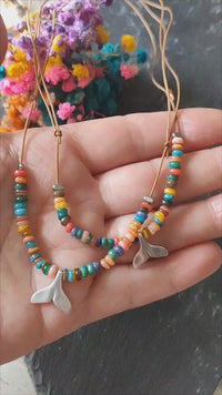 Choker de mini conchas coloridas com peça banhada a prata/Praiano/Boho