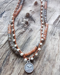 Colar de crochet com contas de howlita branca