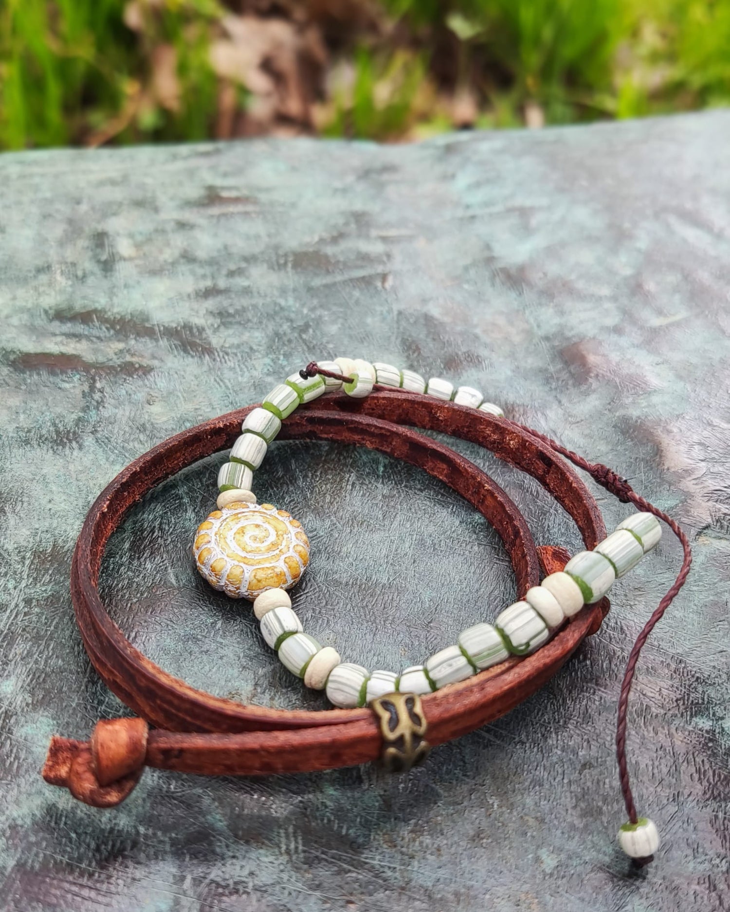 Conjunto de pulseira de pele e pulseira de missangas de vidro