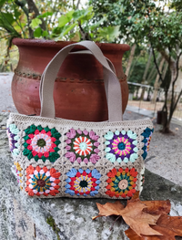 Bolsa de Granny squares com alça de mão