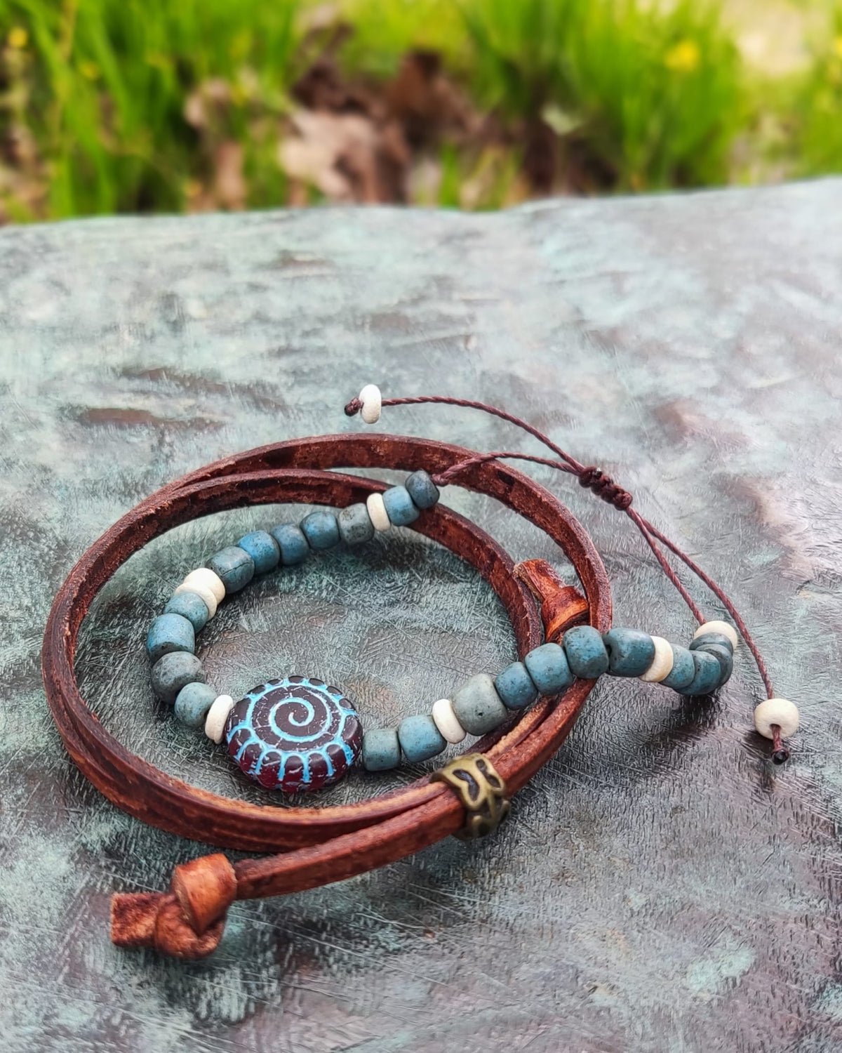 Conjunto de pulseira de pele com pulseira de missangas de vidro