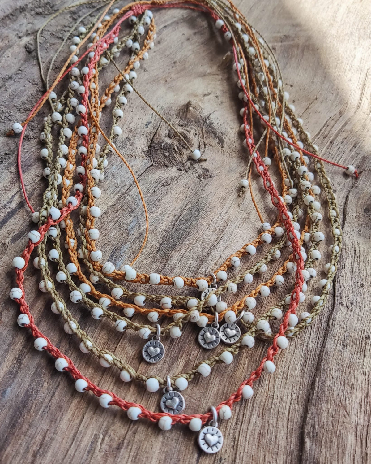 Choker com medalhinha em cordão de crochet