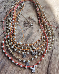 Choker com medalhinha em cordão de crochet