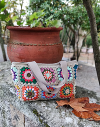 Bolsa de Granny squares com alça de mão