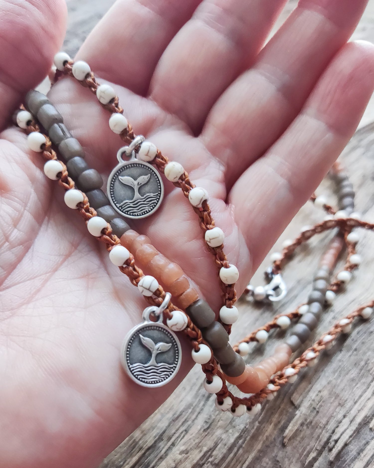 Colar de crochet com contas de howlita branca