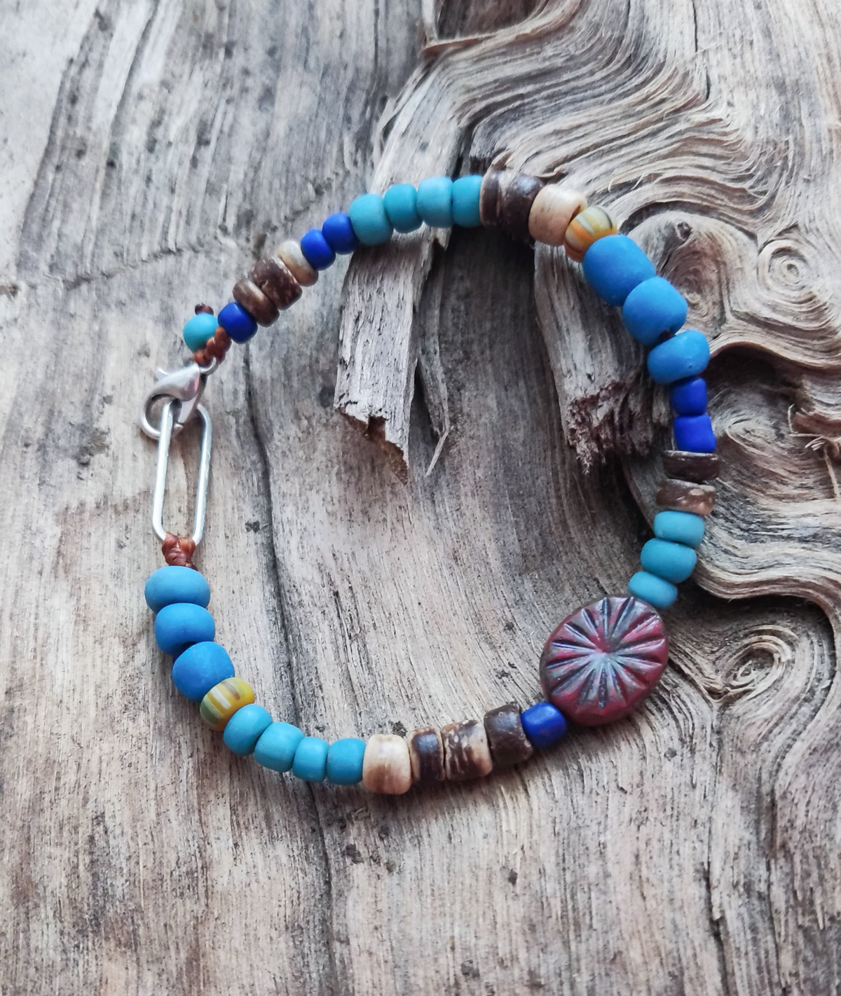 Pulseira de missangas de vidro em tons de azul .