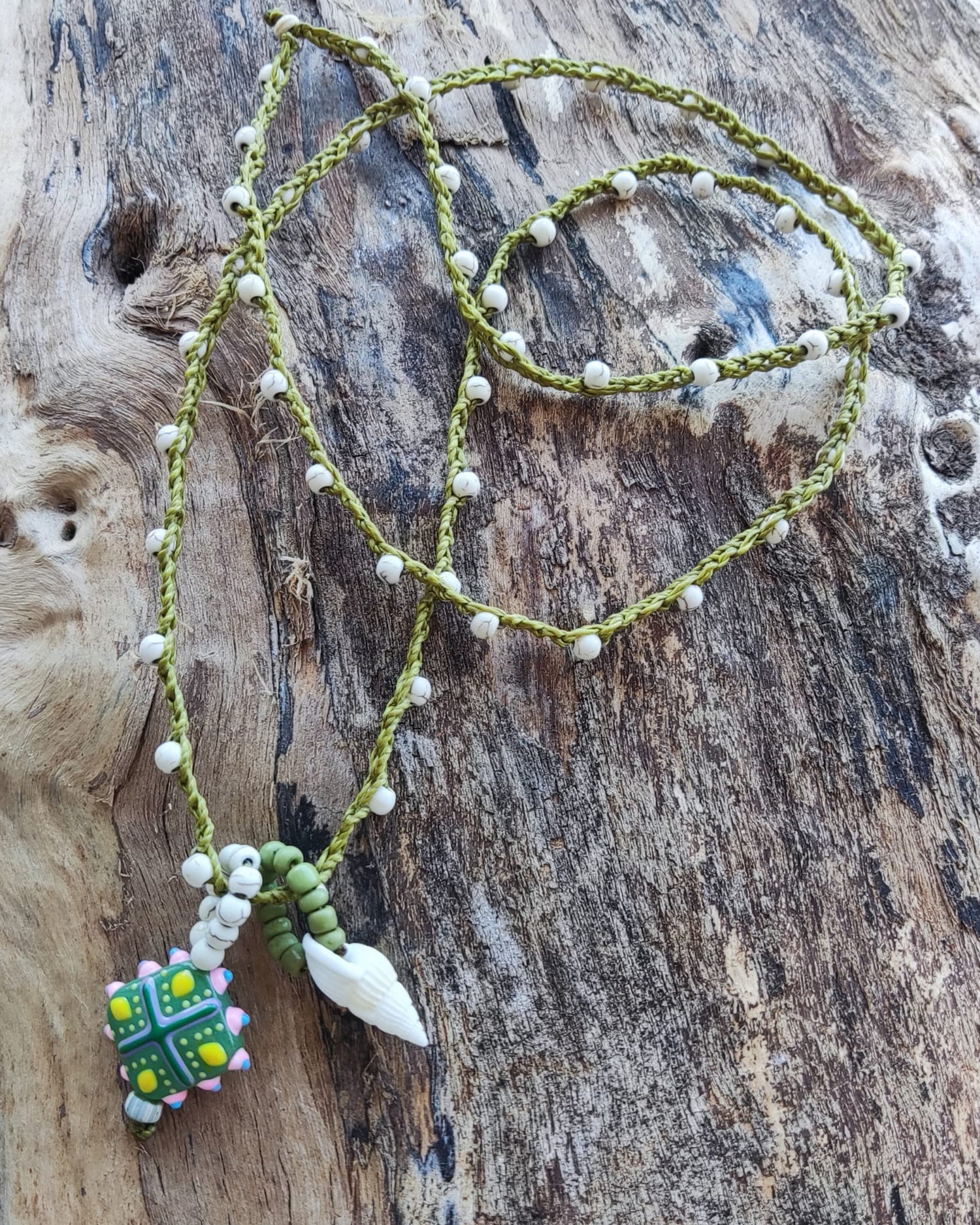 Colar comprido em cordão de crochet / Verde alface