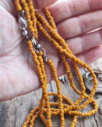 Colar curto de missangas de vidro