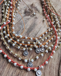 Choker com medalhinha em cordão de crochet