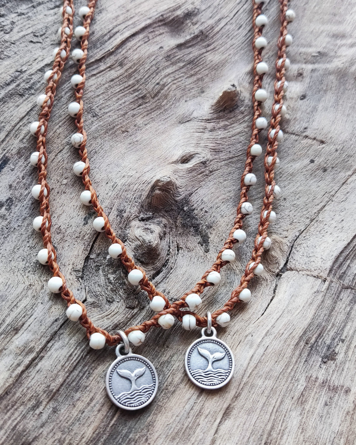 Colar de crochet com contas de howlita branca