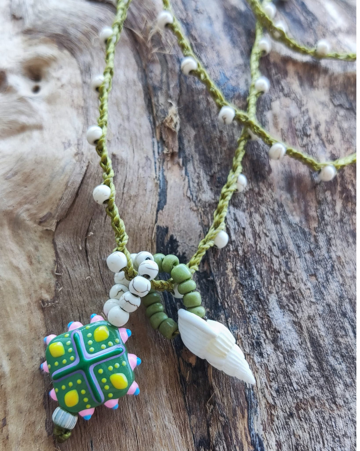 Colar comprido em cordão de crochet / Verde alface